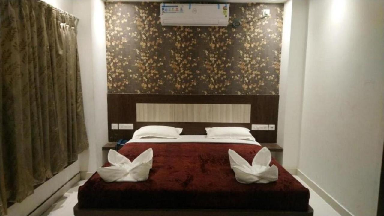 Goroomgo Town Hotel